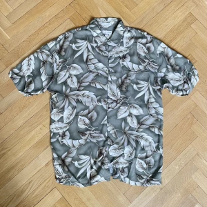 Vintage skjorta - Mjuk och tunn vintage-skjorta i storlek Large (herr). 