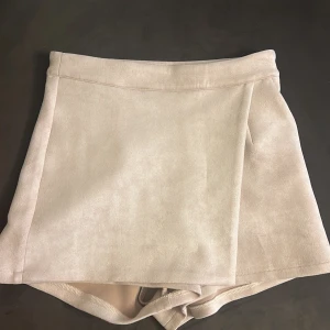 Mocka kjol-short i babyrosa - Aldrig använd. Från missguieded. Strl 34 