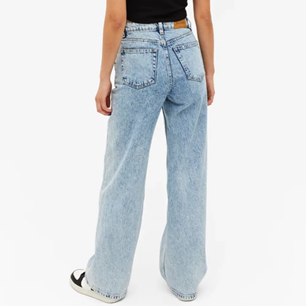 Mycket fina ljusblå jeans från Monki i modellen ”Yoko hög midja vida ljusblåa jeans”!! Säljer pga att jag växt ur dem. Storlek 26, vilket motsvarar strl XS/34 enligt Monkis storleksguide. Kostar ursprungligen 400 kr men säljer för 180 kr🌻. Jeans & Byxor.