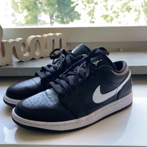 Air Jordan 1 low dam - Storlek 40. Som nya då jag endast använt dom Max 5 gånger!