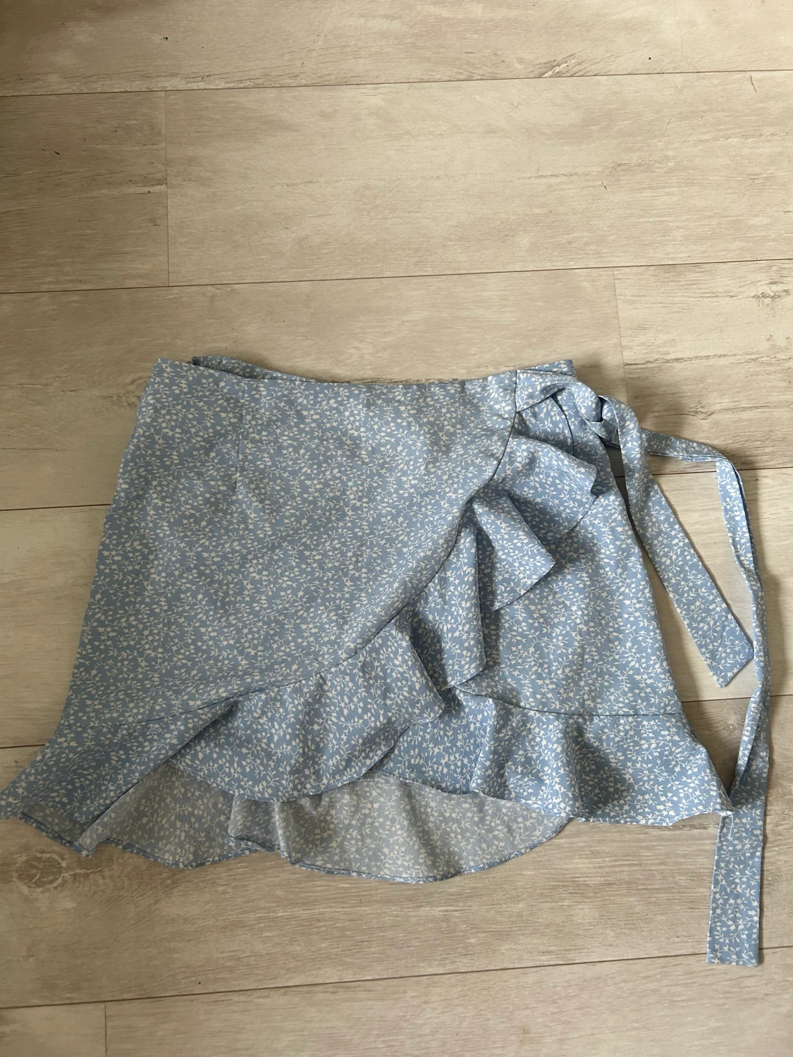 Blommig blå kjol - 90