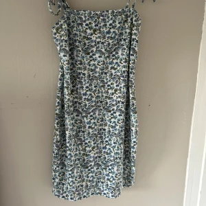 Tajt blommig klänning - Nu säljer jag min blommiga sommarklänning då den inte kommer till användning längre. Den är i fint skick och är köpt från SHEIN. Hör av er om det finns några frågor!