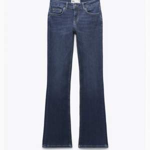Säljer mina zara lågmidjade jeans!!🙌🏼 De säljs inte längre, skriv för egna bilder!!❤️‍🔥❤️‍🔥