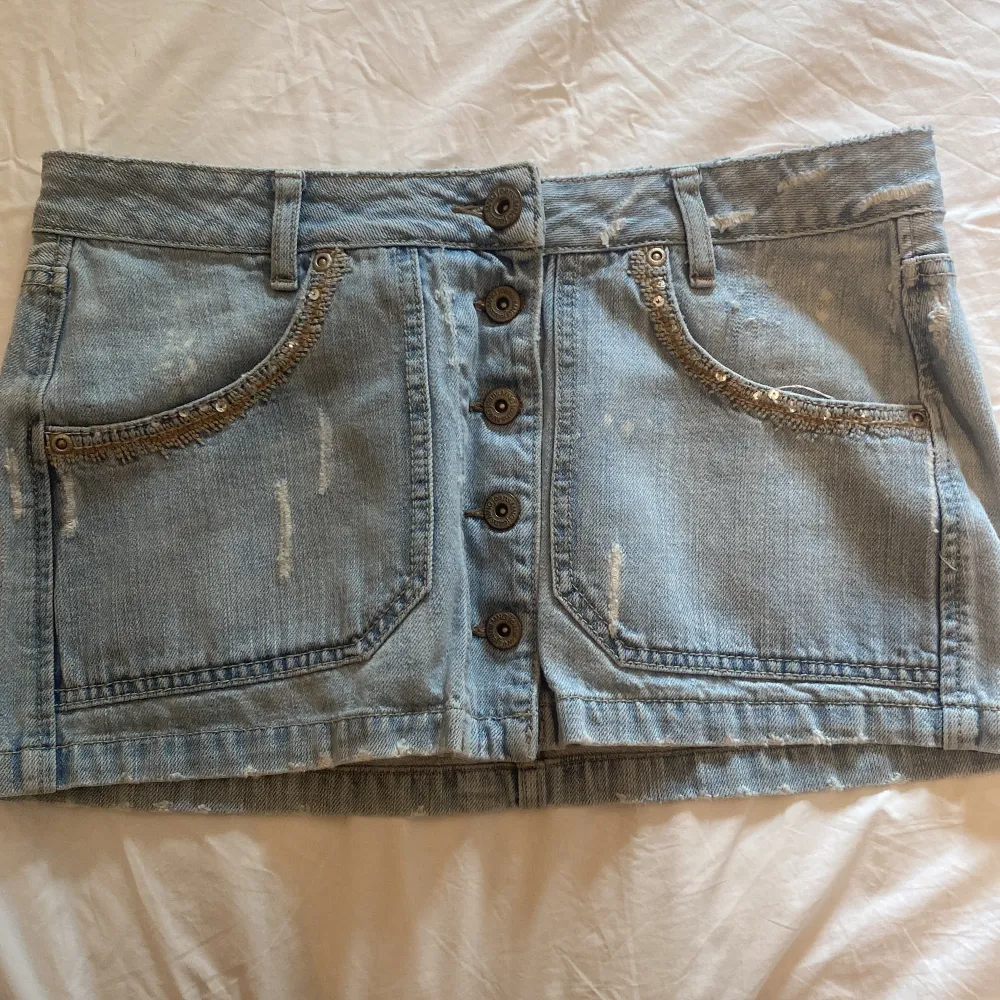Säljer denna jättesnygga slutsålda jeans kjol från Mango. Säljer då den inte kommer till användning .Nyskick! Hör av er för fler bilder eller frågor💞💞Nypris: 599. Kjolar.