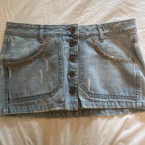 Jeans kjol  - Säljer denna jättesnygga slutsålda jeans kjol från Mango. Säljer då den inte kommer till användning .Nyskick! Hör av er för fler bilder eller frågor💞💞Nypris: 599