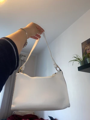 Vit söt sommarväska - En vit söt sommarväska som passar perfekt till en sommarklänning 