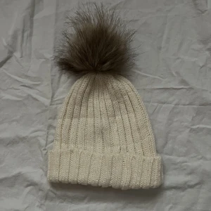 Mössa - En super gullig och skön mössa. Använts en del men inget som syns. Inga defekter. Priset går att diskutera 