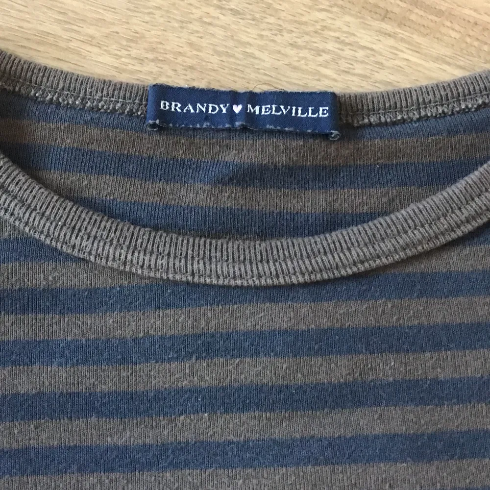 Jättefin randig långärmad tröja från Brandy Melville i strl S. Sitter jättefint på och är knappt använd! Ursprungspris:230kr så detta är en väldigt bra deal!. Toppar.