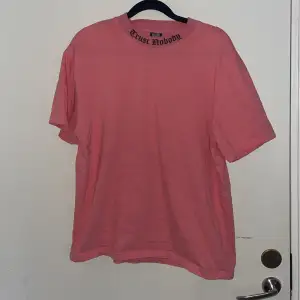 Rosa T-shirt med coola tryck på. Den är oversized XS-M.