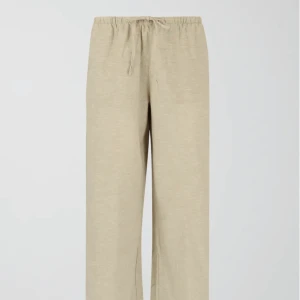 Linnebyxor Ginatricot - Superfina linnebyxor från Gina tricot som är inköpta för ett litet tag sedan. Storlek XS. De är endast använda 1 gång och är i superfint skick. Nypris 399kr. Pris kan diskuteras, köpare står för frakten!