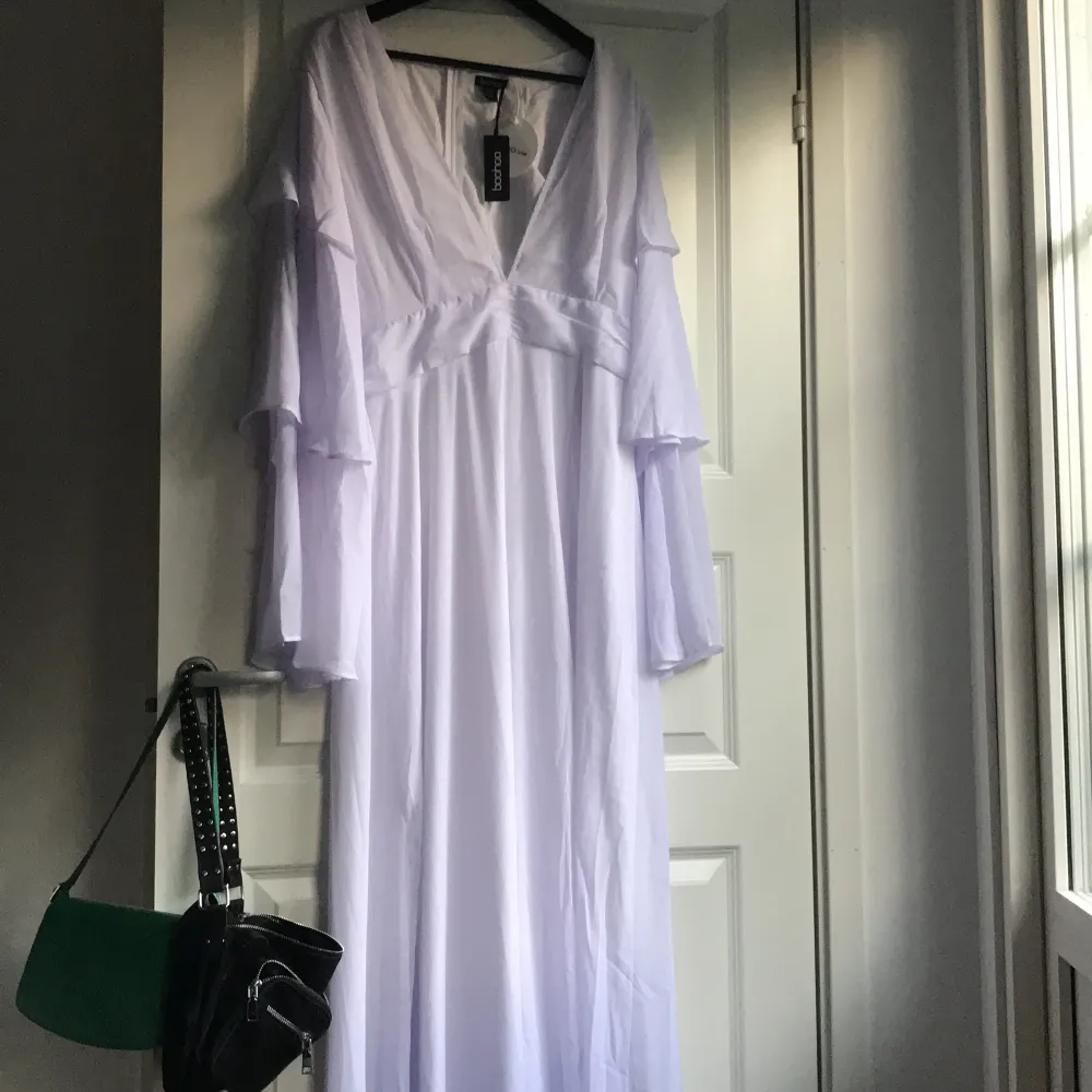 vit långklänning med volanger i storlek 44, passar dock S/M/L. den är från tall kategorin så passar 170-180cm. om du är kortare så går den alltid att sy upp. (helt oanvänd) :) . Mekot.