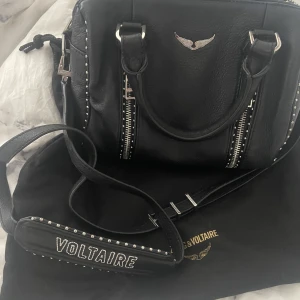 Zadig väska - Säljer denna jätte fina zadig sunny bag i storlek medium🥰 jätte fint skick och säljer för att jag ej använder den längre (har dustbag som ni ser på bilden men INTE kvitto)🥰🥰🥰