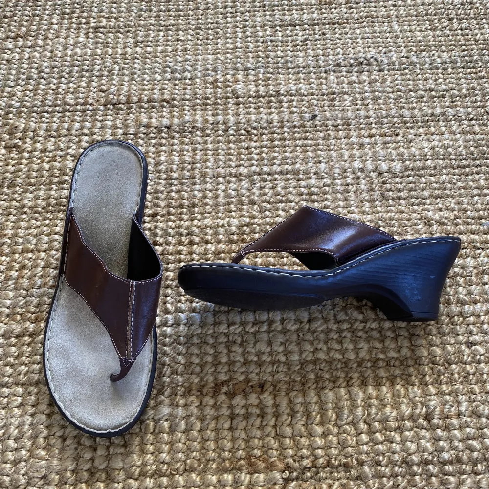 Snygga sandaler med liten klack. Storlek 39 🤎. Skor.