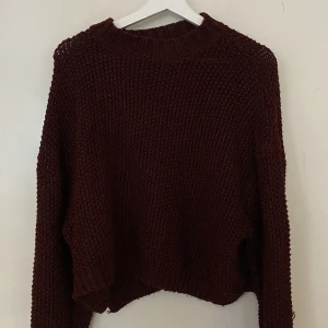 Stickad tröja - Vinröd stickad tröja från pull & bear i en kortare modell