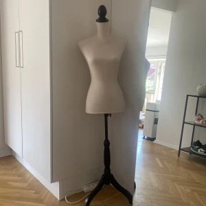 Provdocka - Provdocka som är i bra skick! Aldrig använt den utan som i detta fall, ställa den i ett hörn för dekoration. Skickas inte utan hämtas på plats