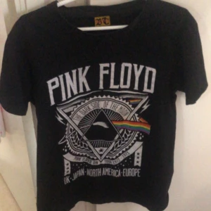 pink floyd tisha! - aldrig haft på mig den men köpt second hand. OBS jag röker men den bör ej lukta. skulle inte rekommenderas för känsliga, bara ifall att liksom. TRYCK EJ PÅ KÖP NU, kontakta mig för att betala via swish. frakt 45kr