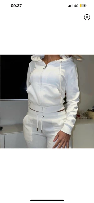 Juicy couture set - Vitt juicy couture set i storlek xs, passar xxs-s, fint skick. Prick kan diskuteras vid snabb affär 