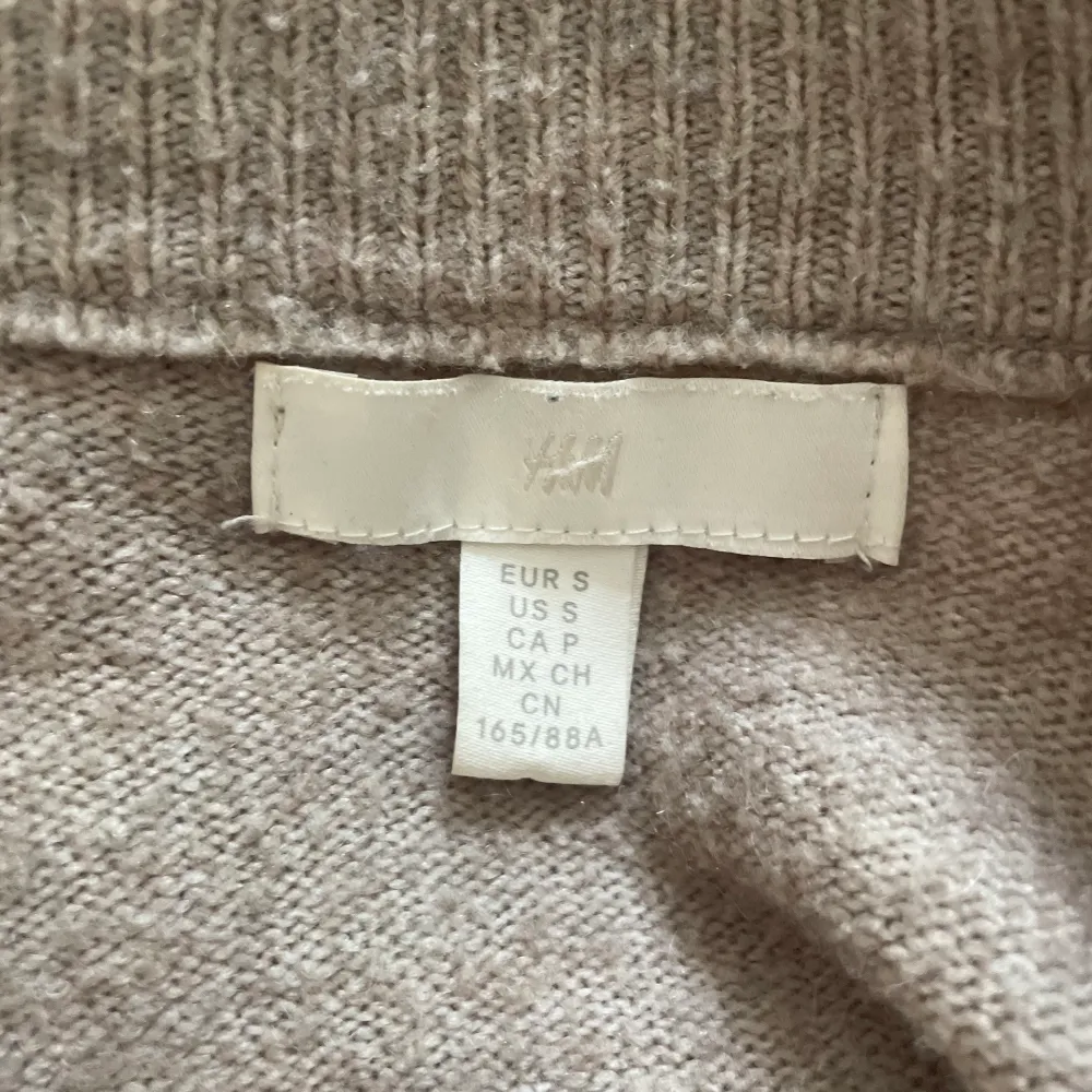 Snygg stickad tröja från Hm. Säljs i befintligt skick. 100kr+39kr frakt💜. Stickat.