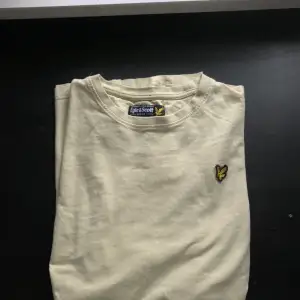 Säljer denna Lyle & Scott  T-shirten för den ej kommer till användning✨