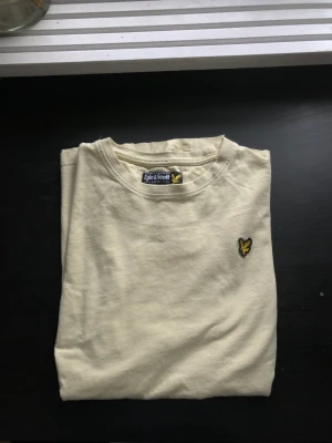 T-shirt  - Säljer denna Lyle & Scott  T-shirten för den ej kommer till användning✨