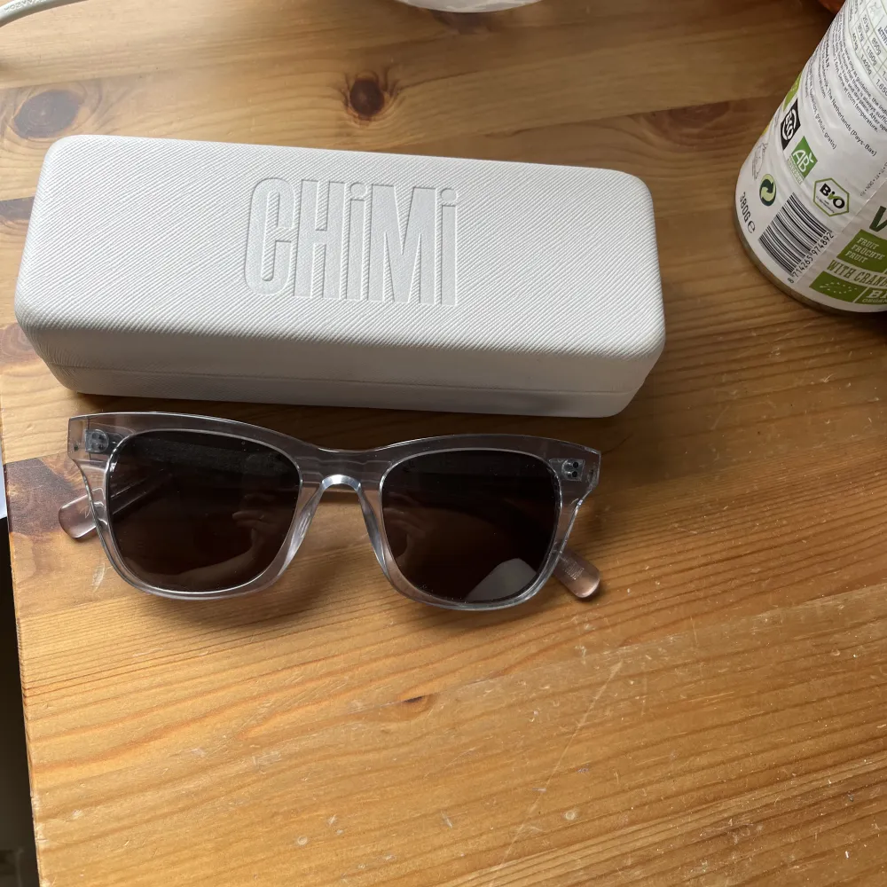 Ett par snygga och Casual  solbrillor som jag inte använder längre dom är fortfarande i riktigt bra skick och rena!. Accessoarer.