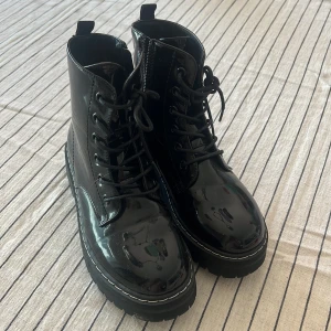 Blanka kängor - I princip oanvända skor i strl 35