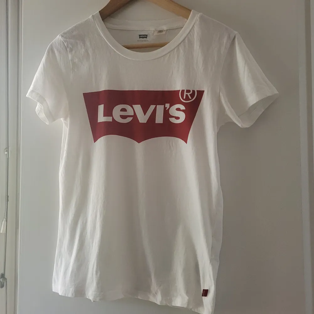 Levi's tshirt tjej stl.XS. Som ny, knappt använd! . T-shirts.