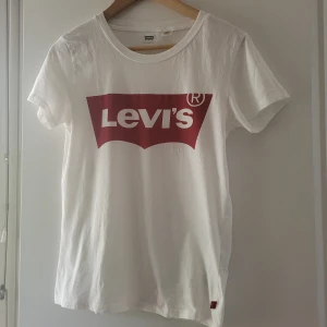 Levi's Tshirt stl.XS - Levi's tshirt tjej stl.XS. Som ny, knappt använd! 