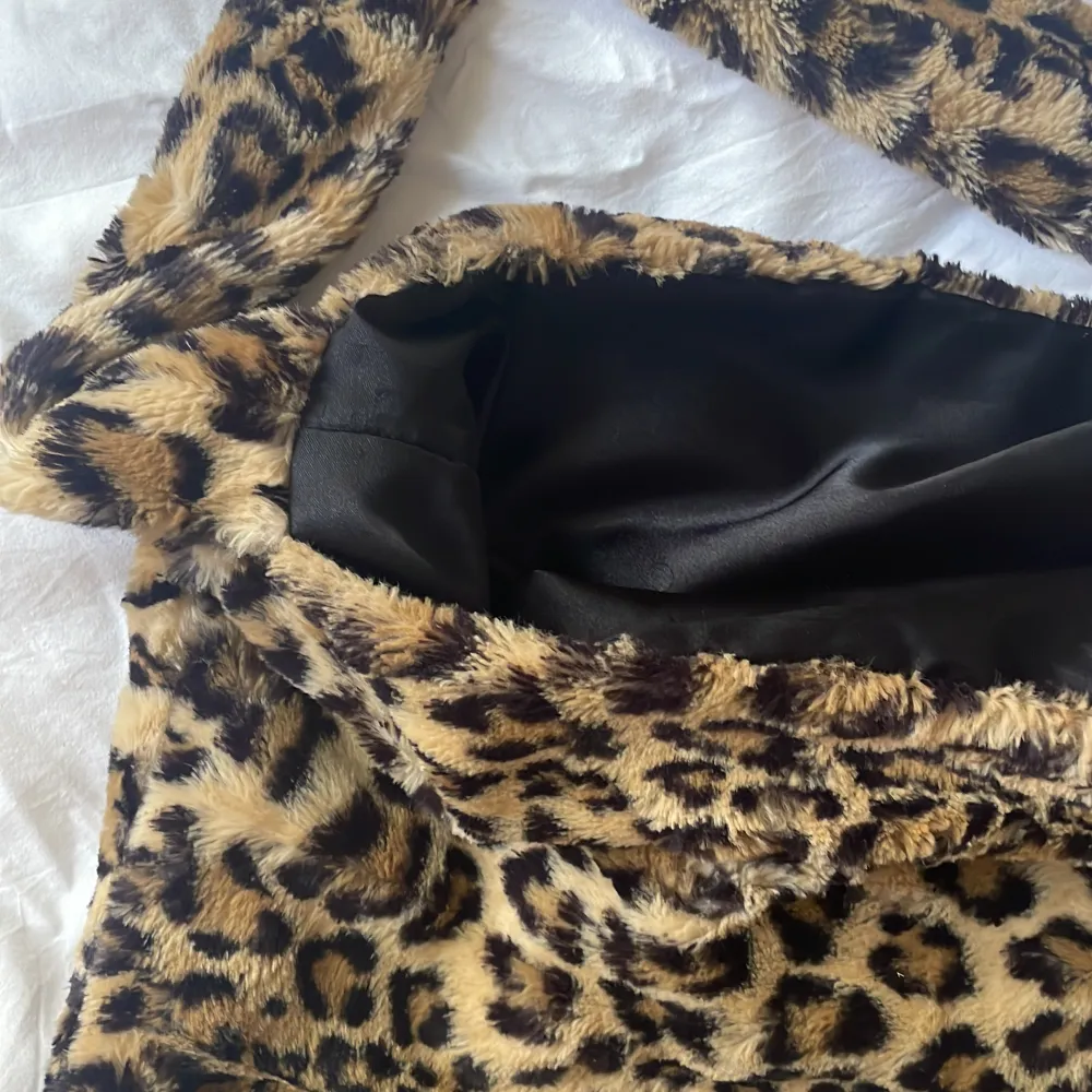 Leopards väska fluffig. Typ samma längd som väskan på sista bilden (inte min bild). Köpt av en tjej som gjorde egna väskor på instagram. Super bra gjord. . Väskor.