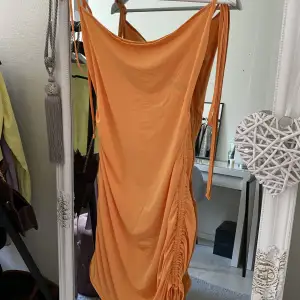 Megafin klänning till sommaren inköpt på Nelly.com. Aldrig använd alltså är den ny. Strl M kan även passa S och L beroende på hur man vill att den ska sitta. Otroligt stretchigt material 💛