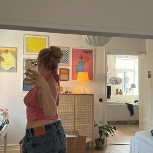 Rosa topp - Superfin rosa topp i sidenaktigt tyg med justerbart knytband runt halsen!!🩷