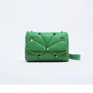  snygg grön väska från zara☺️Säljer pågrundutav att den ej kommer till användning💕Väskan är i fint skick och inga tecken på användning🥰