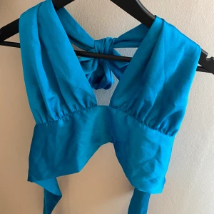 Halterneck topp - Super fin halterneck topp från Gina, använda 1 gång. Är något mer åt de turkosa håller i verkligheten. 