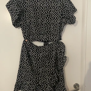 Topp med matchande kjol - Änvänd endast en gång och i mycket fint skick.