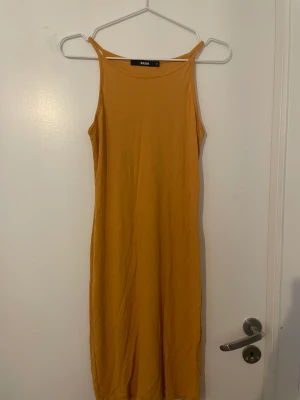 Klänning - Klänningen är i fint skick.