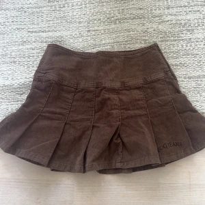 Manchesterkjol - Säljer denna bruna manchesterkjol från Urban Outfitters. Aldrig använd med lapp kvar!❤️