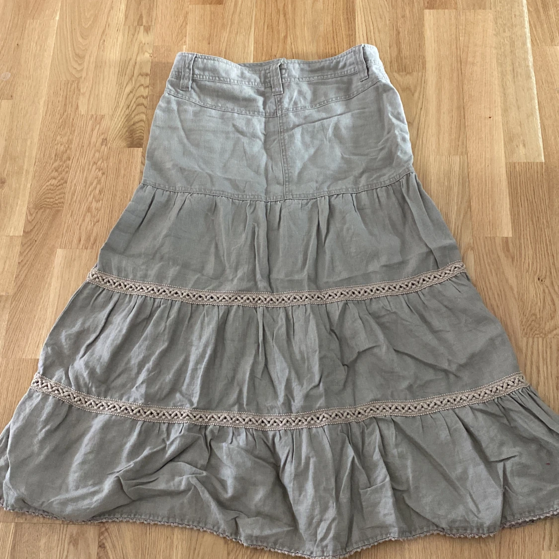 Grå/beige långkjol i linne - 90