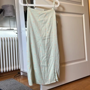 Super fin sommarklänning  - Nu säljer jag en klänning från bikbok, aldrig använd (lapp kvar) köpt förra året! Sitter som en smäck och är figur sydd, är lite draperad vid bysten. Är i lite siden/silkes tyg. Säljer då den är för kort för mig och jag är 180.