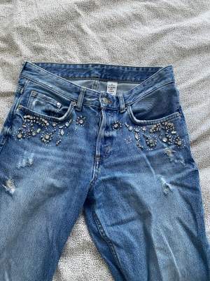 Lågmidjad mom jeans med fina detaljer. Köptes för 599kr och säljer den för ett fast pris.  