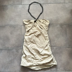Halterneck klänning - Sååå fin klänning från H&M! Aldrig använd! Storlek S💘
