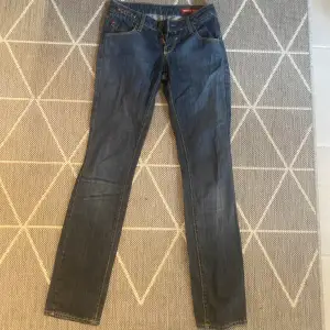 så fina lågmidjade mörkblå jeans. från märket miss sixty, straight och lowwaist. storlek 24, säljer för att de ör för små för mig🥲 oanvända!!