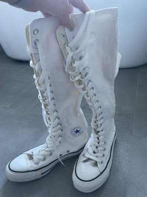 Riktigt coola extra höga vita Converse. Svåra att få tag i, limited edition. Riktigt bra skick som du kan se på bilden på sulan. Så snygga till kjol och klänning nu på sommaren. 