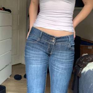 Lågmidjade jeans med dubbelknapp köpta i USA😊Midjan är 82