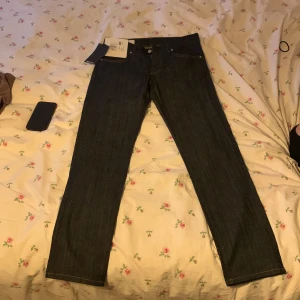 J.Lindberg slim fit byxor,   - Helt oanvända  Passar me allt  Storlek 31/32 Prislapp kvar Hör av dig om frågor 