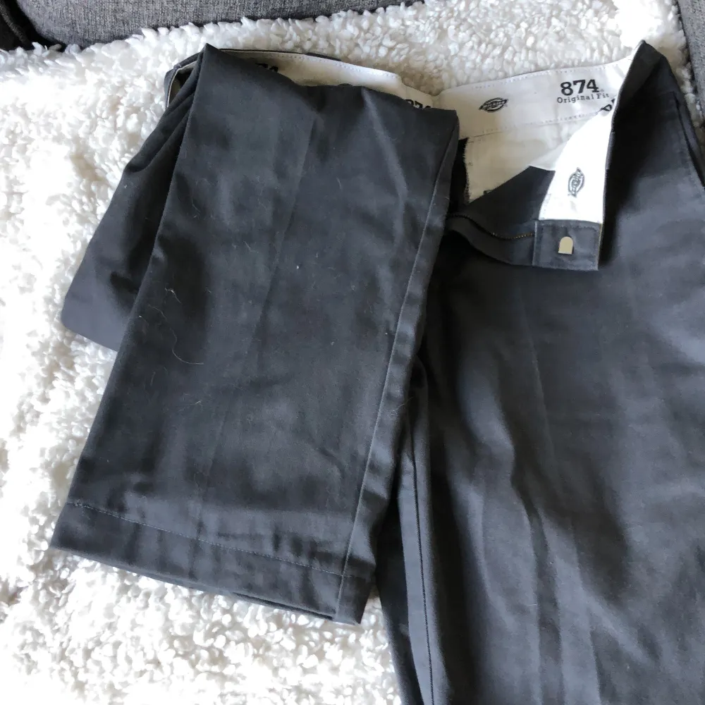 Superfina gråa dickies byxor, använd fåtal gånger💕sytt upp dom litegrann så längden är bra på mig som är 157cm🫶🏼. Jeans & Byxor.