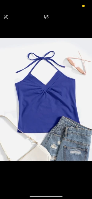 Blå topp  - Säljer denna toppen i nyskick med prislapp. Jätte fin men lite för liten på mig. 