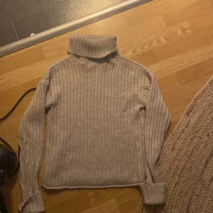 Grå stickad tröja med krage  - Super skönt mjukt material, ribbat stickad tyg! Använt fåtal gånger 