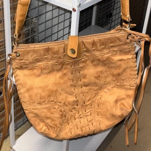 Axelremsväska mocka - Kamelbrun axelremsväska i mocka. Vet ej vart den köptes, användes knappt. Jättefin i vintagestil.