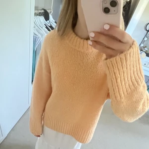 Stickad tröja - Dödfin hyfsat tjock stickad tröja i en super fin coral/ljusoragne färg super fin nu till sommaren! Väldigt skön! Superfint skick änvänt fåtal gånger! Köparen står för frakt! Skriv privat för frågor/bilder🫶🏻⭐️😋