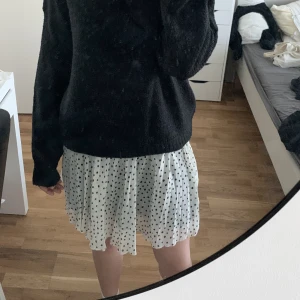 Kjol - Säljer denna super söta prickiga kjol, perfekt till sommarn! Stl M. Köpt second hand